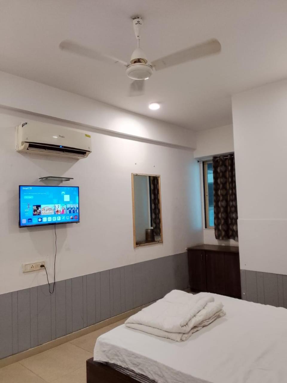 Infinity Rooms & Banquet Surate Exterior foto