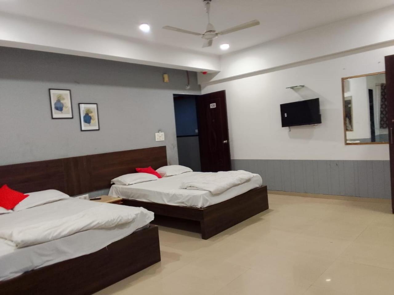 Infinity Rooms & Banquet Surate Exterior foto