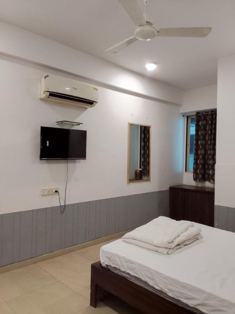 Infinity Rooms & Banquet Surate Exterior foto